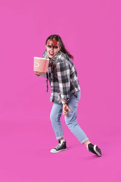 Młoda Kobieta Ubrana Halloween Popcornem Różowym Tle — Zdjęcie stockowe