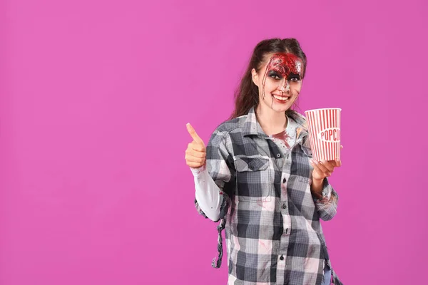 Jeune Femme Habillée Pour Halloween Avec Popcorn Montrant Pouce Vers — Photo