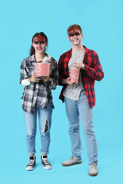 Młoda Para Ubrana Halloween Popcornem Niebieskim Tle — Zdjęcie stockowe