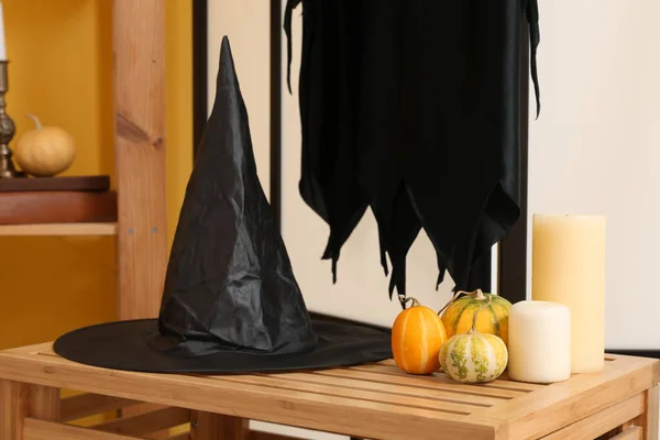 Hexenhut Mit Halloween Kürbissen Und Kerzen Auf Schublade Wohnzimmer Nahaufnahme — Stockfoto