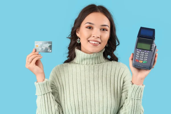 Young Asian Woman Payment Terminal Credit Card Blue Background — Stock Photo, Image