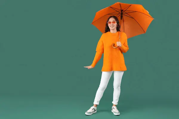 Élégante Jeune Femme Asiatique Vêtements Automne Avec Parapluie Sur Fond — Photo