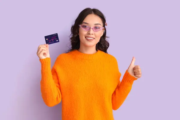 Young Asian Woman Credit Card Showing Thumb Lilac Background — Stock Photo, Image