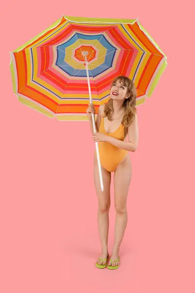 Junge Frau Mit Sonnenschirm Auf Rosa Hintergrund — Stockfoto
