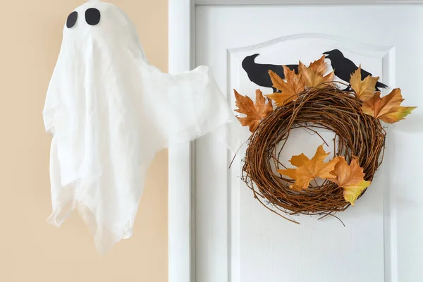 Halloween Wreath White Door Hall Closeup — Stock Photo, Image