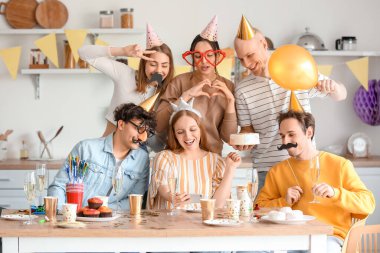 Doğum günü partisinde selfie çeken bir grup genç arkadaş.