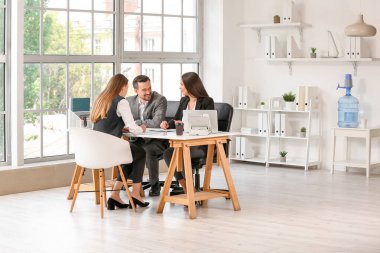 İnsan kaynakları komisyonu, kadın başvuru sahipleriyle görüşüyor.