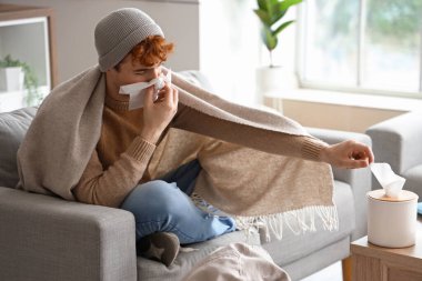 Evde burnu akan hasta bir genç.