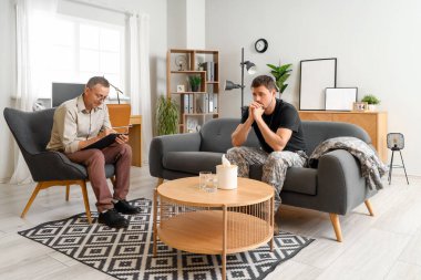 Olgun psikolog görevde askerle çalışıyor.