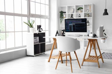 Programcı işyerine sahip modern ofisin içi