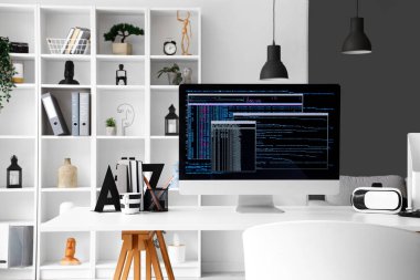 Ofisteki iş yerinde programlama kodlu bilgisayar monitörü