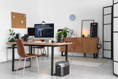 Ofis içi bilgisayarı olan programcının çalışma yeri