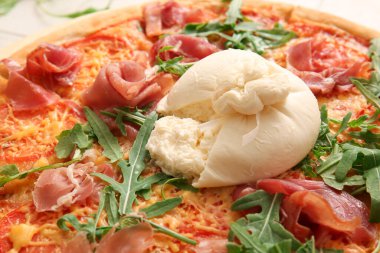 Masada Burrata peynirli lezzetli pizza, yakın plan.