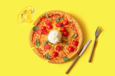 Sarı arka planda Burrata peynirli lezzetli pizza.