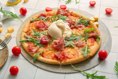 Beyaz fayanslı Burrata peynirli ahşap pizza tahtası.