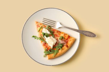 Sarı zemin üzerinde Burrata peyniri olan lezzetli bir pizza dilimi.