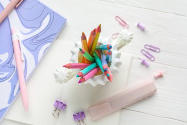 Beyaz ahşap zemin üzerinde farklı kırtasiye malzemesi olan kompozisyon