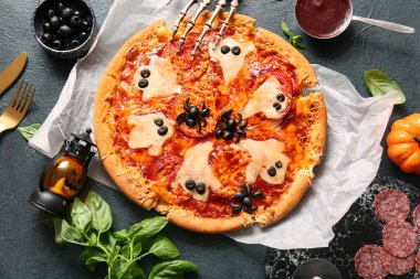 Siyah arka planda Cadılar Bayramı kutlamaları için lezzetli pizza.