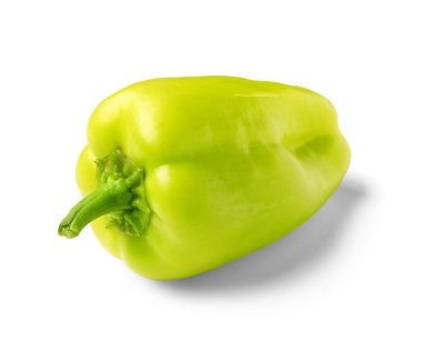 Beyaz arkaplanda yeşil dolma biber