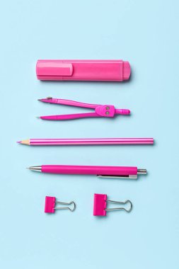 Renk arkaplanında pembe kırtasiye malzemesi olan kompozisyon