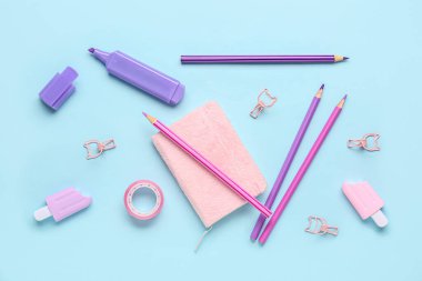 Renkli arkaplanda renkli kırtasiye seti