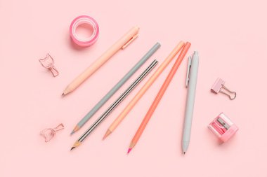 Pembe arkaplanda renkli kırtasiye seti