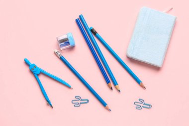 Pembe arkaplanda renkli kırtasiye seti