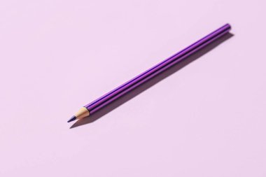 Leylak arkaplanındaki renkli kalem