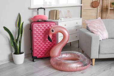 Şişme yüzük ve bavul oturma odasında.