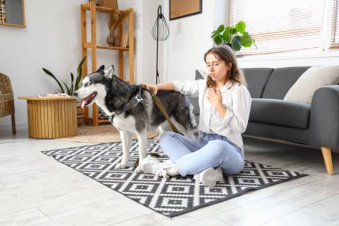 Evde köpekli depresif bir genç kadın.