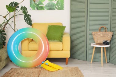 Farklı plaj aksesuarları olan şık bir oturma odası.