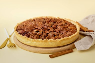 Sarı arka planda lezzetli cevizli ahşap tahta.