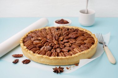 Mavi arka planda lezzetli cevizli turta