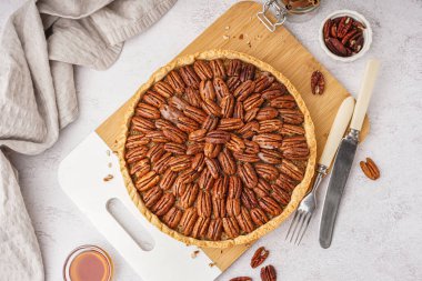 Hafif arka planda lezzetli cevizli ahşap tahta.