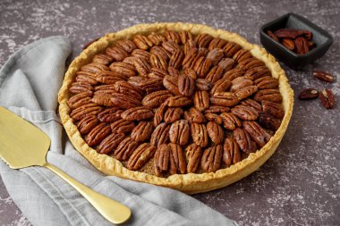 Lezzetli cevizli turta gri arka plan üzerinde