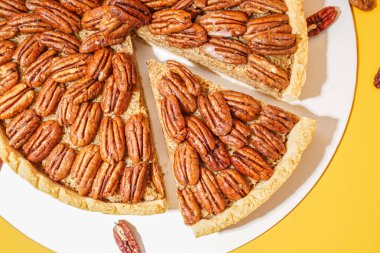 Sarı arka planda lezzetli cevizli turta.