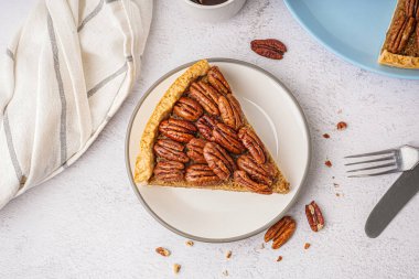 Açık arkaplanlı lezzetli cevizli turta.