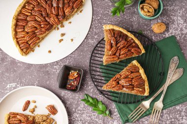 Gri arkaplanda lezzetli cevizli turta parçaları ile şebeke