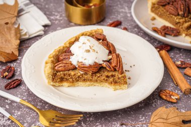 Gri arka planda bir parça lezzetli cevizli turta.