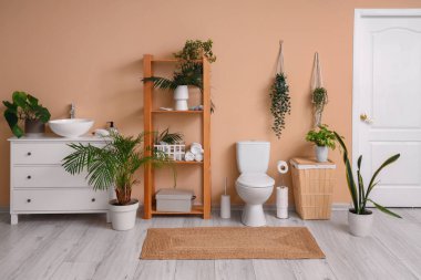 Tuvaletin içinde klozet, raf ünitesi ve lavabo.