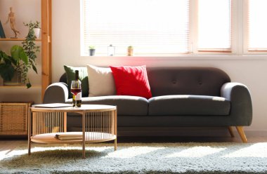 Oturma odasında İtalyan bayrağı renginde yastıklı gri kanepe