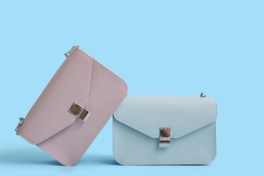 Mavi arka planda farklı tarz çantalar