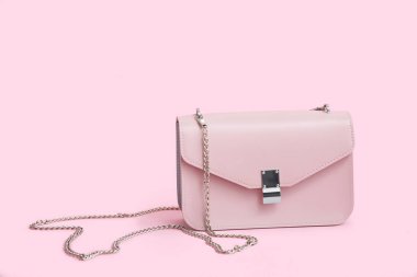 Renkli arkaplanda pembe zincir çanta