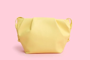 Pembe arka planda şık sarı çanta