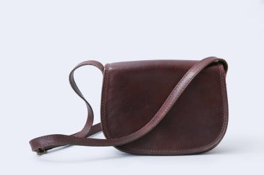 Gri arkaplanda şık kahverengi çanta