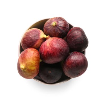 Beyaz arka planda izole edilmiş taze incirlerle dolu bir kâse.