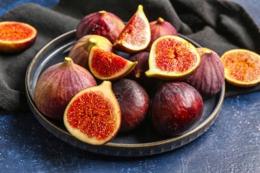 Lekeli taze incirlerle dolu bir tabak.