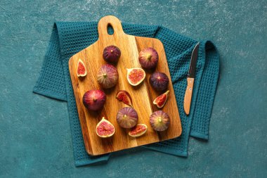 Ahşap tahta tahta üzerinde taze incirler grunge mavi arka planda