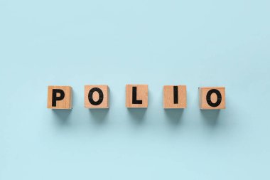 Kelime POLIO mavi arka planda ahşap küplerden yapılmış