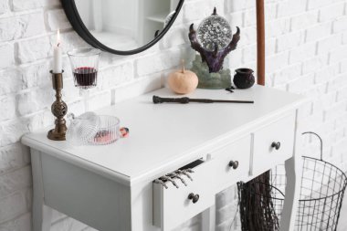 Cadılar Bayramı dekoru soyunma odasında.